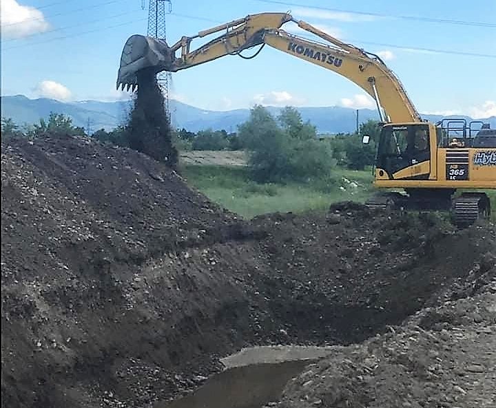 FOTO | Au început lucrările primăriei la digul Jiului