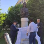 Foto | A fost dezvelit bustul lui Mihai Eminescu, in centrul municipiului Târgu Jiu